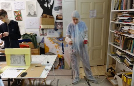 Atelier Ganzkörperkondom Malen